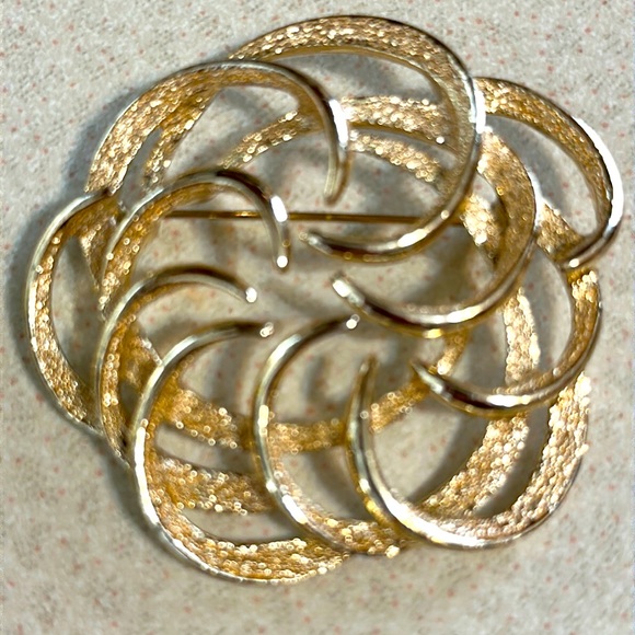 Vintage Sarah Coventry gold tone brushed and polished broach (529) - Picture 1 of 4